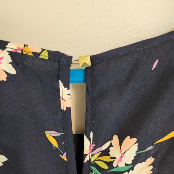 ➕️Ing Floral Top - Picture 6 of 7